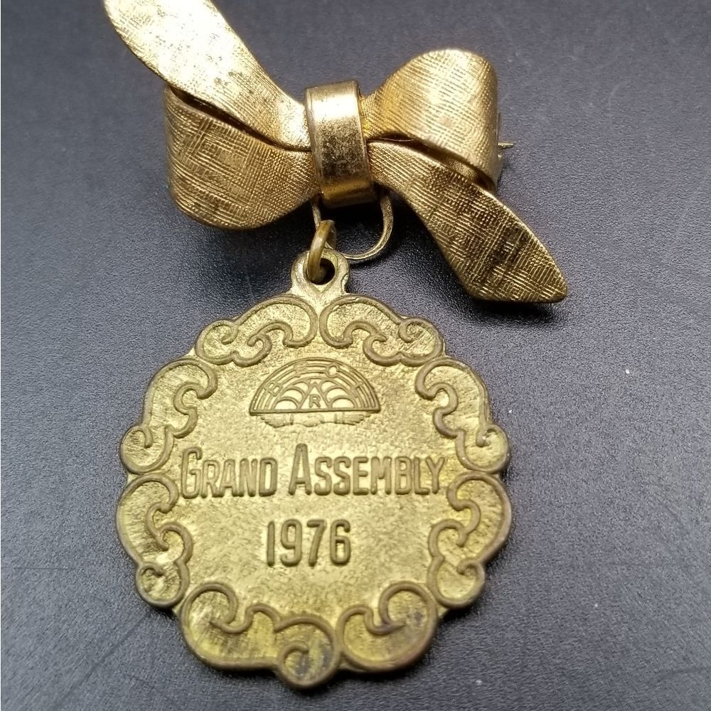 Official jeweler ribbon brooch. BR117
